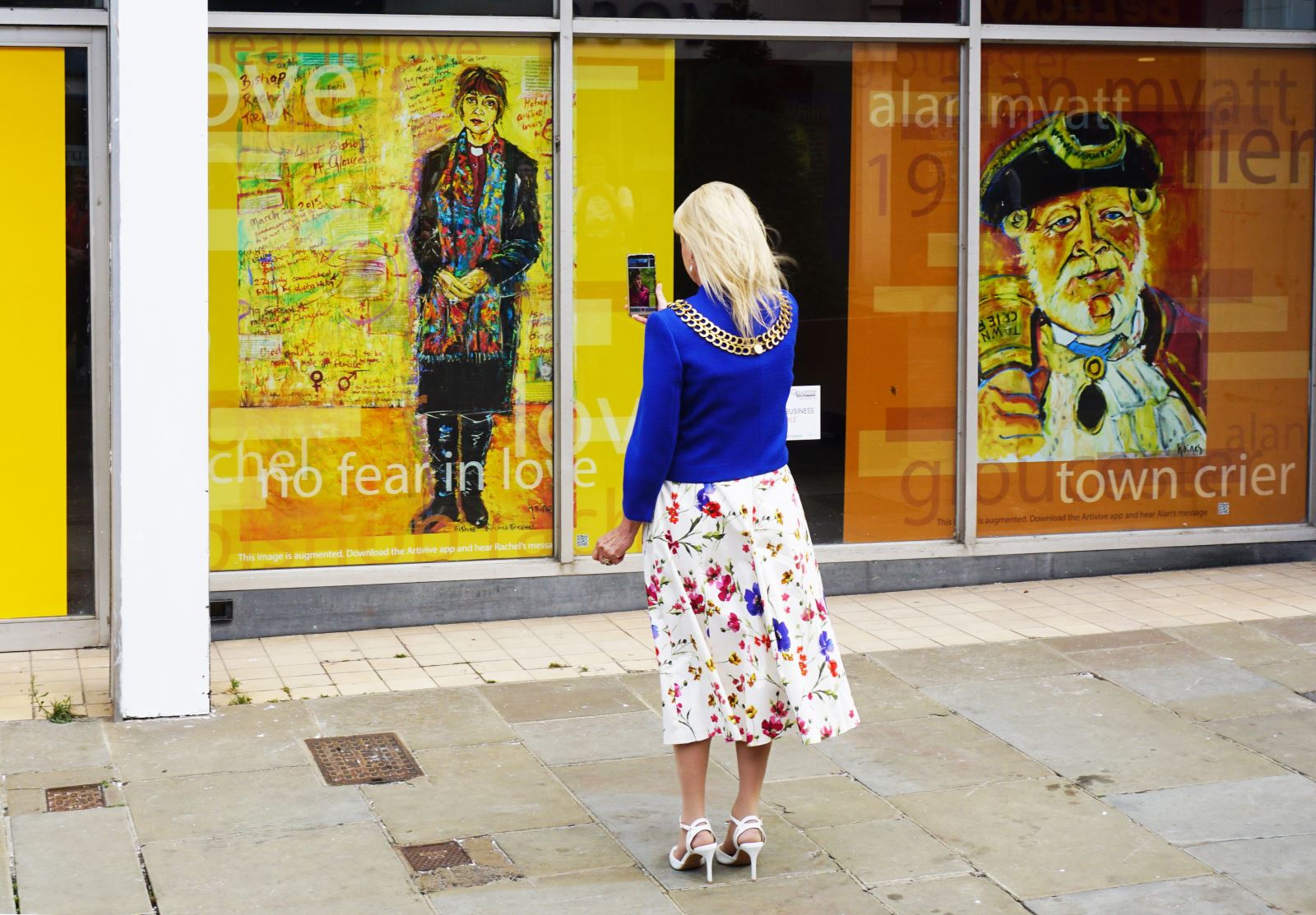 Collette Finnegan mayor of Gloucester looking at Gallery featuring Town Crier Alan Myatt and